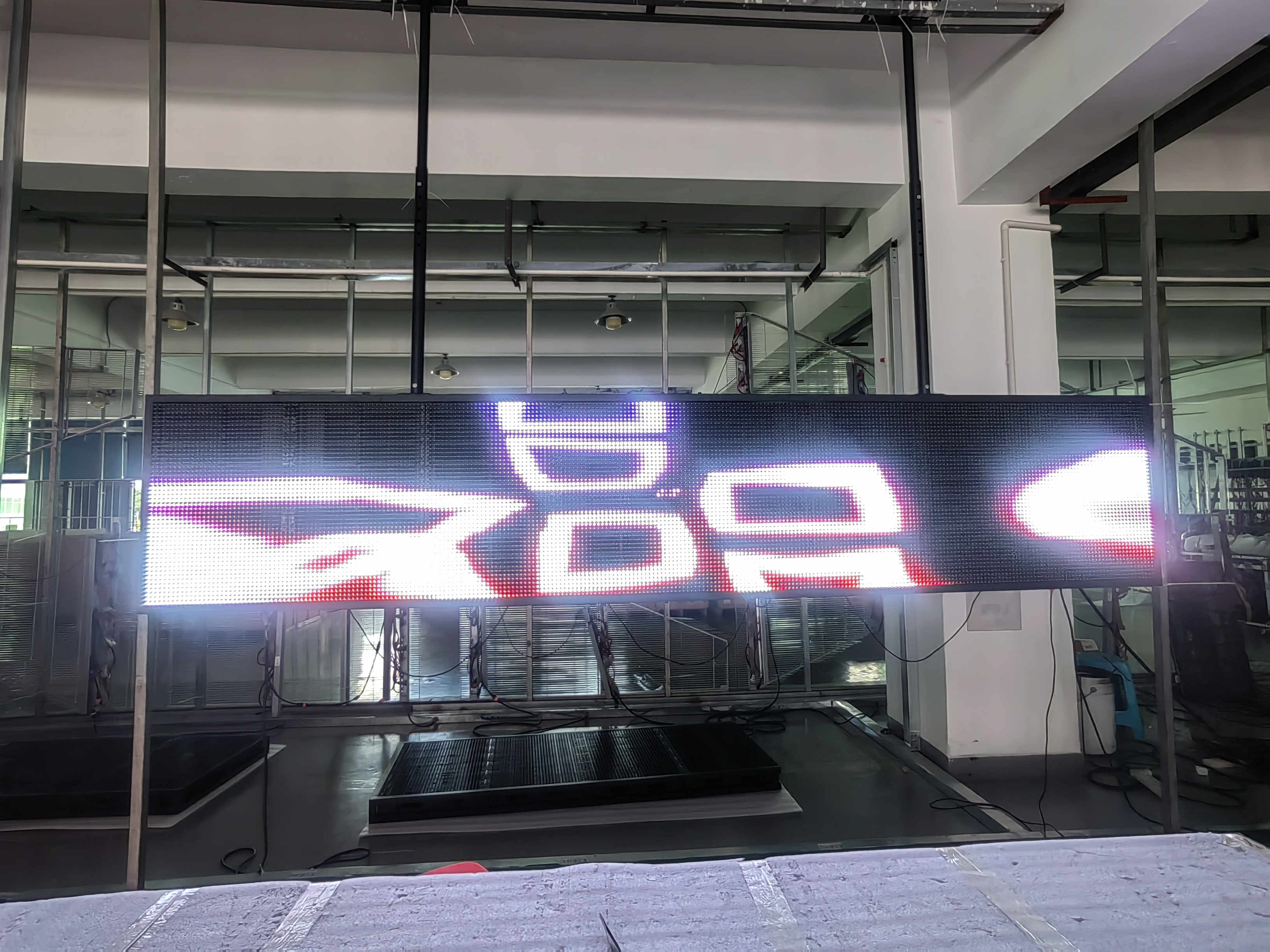 透風(fēng)不透光LED交通格柵屏